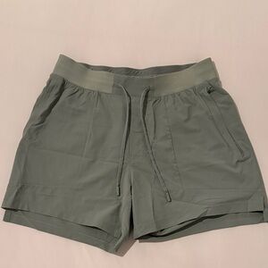 Lululemon Men’s License to Train - LL size M